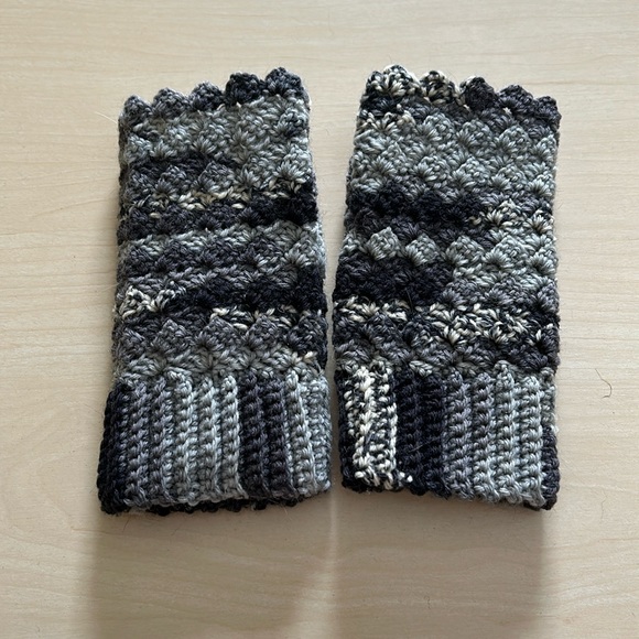 Handmade fingerless mittens - Picture 3 of 5